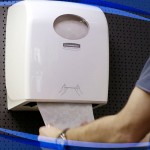 Диспенсер рулонних рушників для рук Kimberly-Clark Aquarius™ Slimroll™ код 7955 білого кольору Диспенсер рулонних рушників для рук Kimberly-Clark Aquarius™ Slimroll™ код 7955 білого кольору